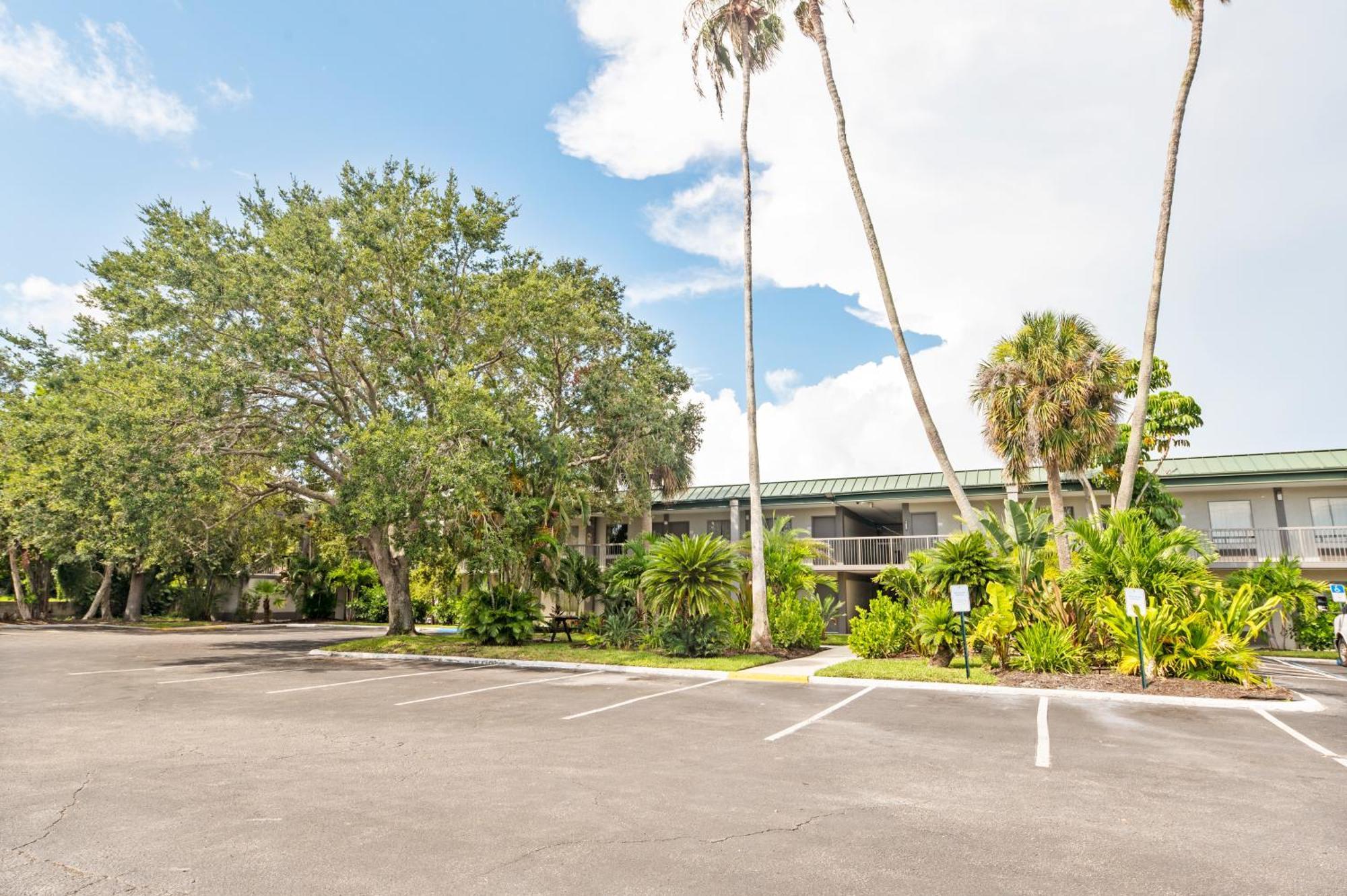Апарт отель Bay Breeze South Bradenton Экстерьер фото
