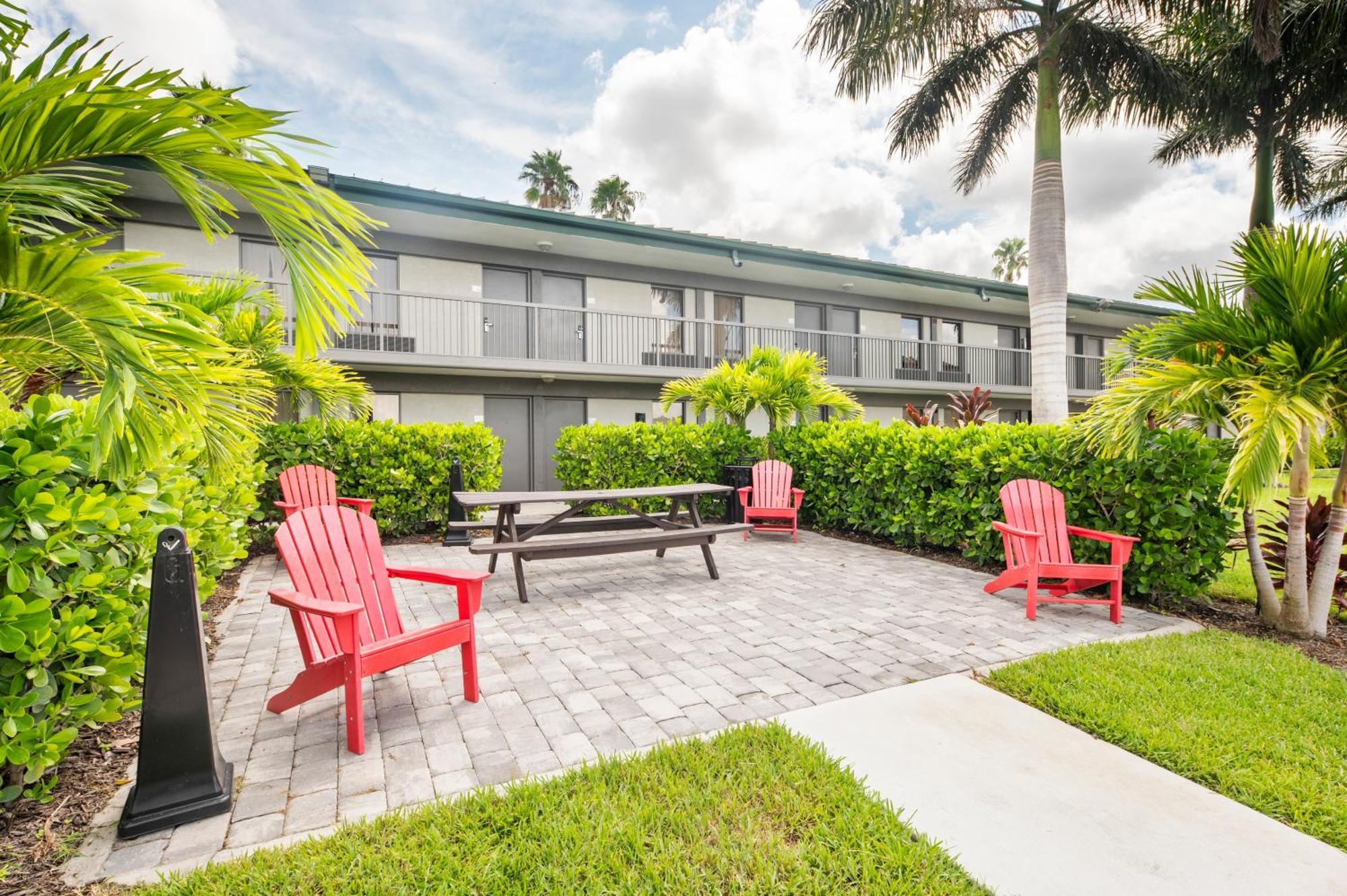 Апарт отель Bay Breeze South Bradenton Экстерьер фото